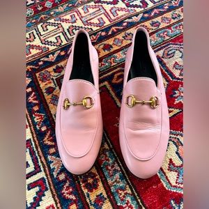 Like new Gucci jordaan leather loafers in butterfly pink. Size 37.5 (7.5).